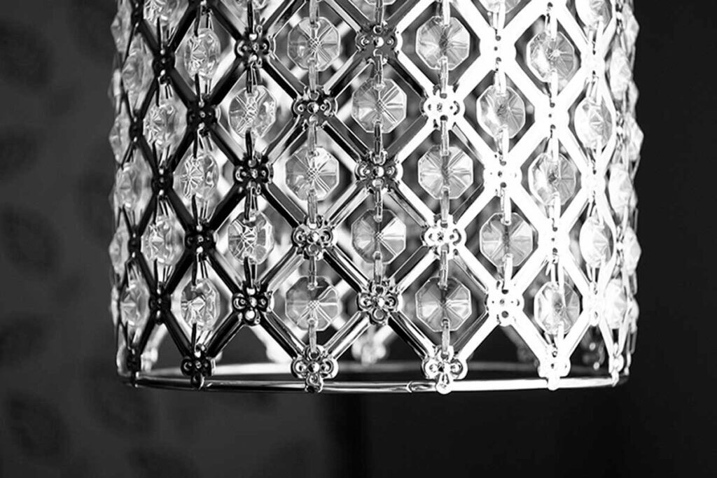 La iluminación es un detalle que no puede descuidarse en un comedor digno de revista.