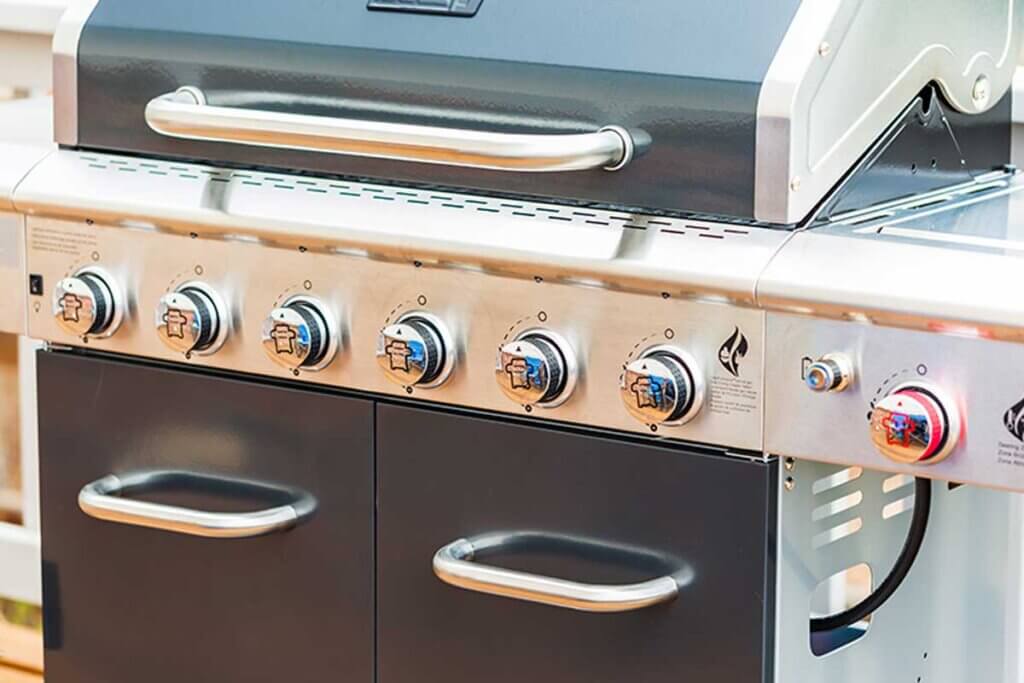 El exterior de la barbacoa también se debe limpiar, evitando las esponjas abrasivas.