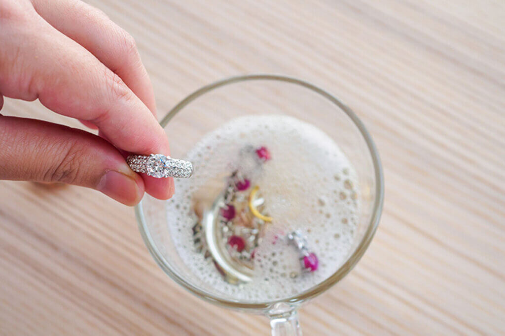 Het gebruik van drankjes zoals wodka en bier is een van de meest effectieve trucs voor thuis als het gaat om het schoonmaken van je sieraden.