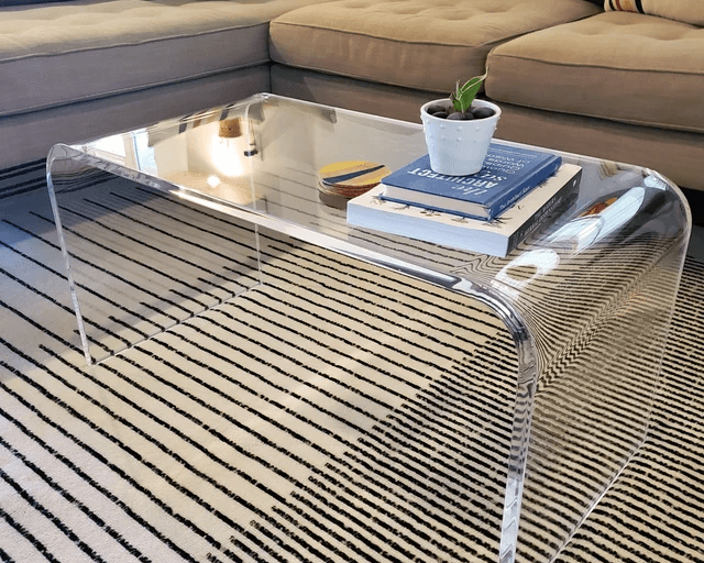 Metacrilato - Gracias a su alta resistencia, el acrílico es ideal para elaborar mesas y sillas.