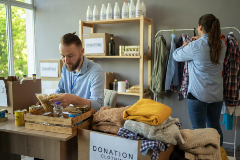 Pareja ordenando trastero.